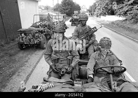 - deutsch-französische Militärübung in Bayern, französische Fallschirmjäger auf Jeep, September 1987 - Esercitazione militare bilaterale franco-tedesca in Baviera, paracadutisti francesi su Jeep, Settembre 1987 Stockfoto
