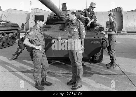 - Französisch-deutsche bilaterale Militärübung in Bayern, französische und deutsche Soldaten vor einem schweren gepanzerten Wagen der französischen Armee AMX-10RC, September 1987 - Esercitazione militare bilaterale franco-tedesca in Baviera, militari francesi e tedeschi davanti autoblindo Pesante AMX-10RC dell'esercito Francese, Settembre 1987 Stockfoto