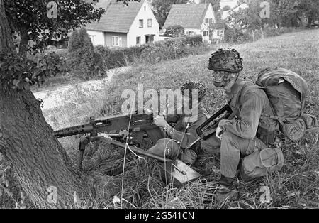 - deutsch-französische Militärübung in Bayern, französische Fallschirmjäger, September 1987 - Esercitazione militare bilaterale franco-tedesca in Baviera, paracadutisti francesi, Settembre 1987 Stockfoto