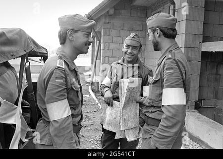 - deutsch-französische Militärübung in Bayern, deutsche und französische Offiziere konsultieren Karten, September 1987 - Esercitazione militare bilaterale franco-tedesca in Baviera, ufficiali tedeschi e francese consultano le mappe, Settembre 1987 Stockfoto