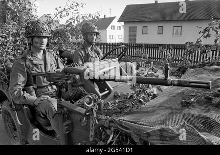 - deutsch-französische Militärübung in Bayern, französische Fallschirmjäger auf Jeep, September 1987 - Esercitazione militare bilaterale franco-tedesca in Baviera, paracadutisti francesi su Jeep, Settembre 1987 Stockfoto