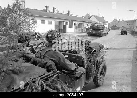 - deutsch-französische Militärübung in Bayern, französische Fallschirmjäger auf Jeep, September 1987 - Esercitazione militare bilaterale franco-tedesca in Baviera, paracadutisti francesi su Jeep, Settembre 1987 Stockfoto