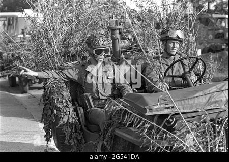 - deutsch-französische Militärübung in Bayern, französische Fallschirmjäger auf Jeep, September 1987 - Esercitazione militare bilaterale franco-tedesca in Baviera, paracadutisti francesi su Jeep, Settembre 1987 Stockfoto