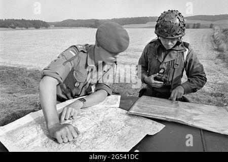 - deutsch-französische Militärübung in Bayern, deutsche und französische Offiziere konsultieren Karten, September 1987 - Esercitazione militare bilaterale franco-tedesca in Baviera, ufficiali tedesco e francese consultano le mappe, Settembre 1987 Stockfoto