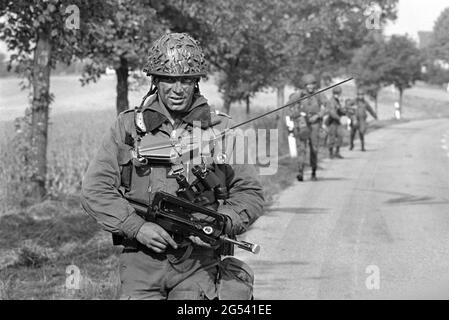 - deutsch-französische Militärübung in Bayern, französische Fallschirmjäger, September 1987 - Esercitazione militare bilaterale franco-tedesca in Baviera, paracadutisti francesi, Settembre 1987 Stockfoto
