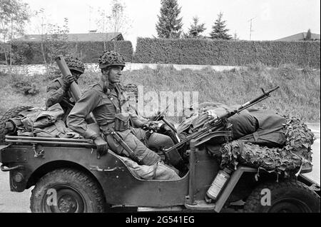 - deutsch-französische Militärübung in Bayern, französische Fallschirmjäger auf Jeep, September 1987 - Esercitazione militare bilaterale franco-tedesca in Baviera, paracadutisti francesi su Jeep, Settembre 1987 Stockfoto