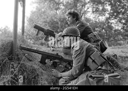 - Deutsch-französische Militärübung in Bayern, deutsche Soldaten bewachen eine Brücke über die Donau, September 1987 - Esercitazione militare bilaterale franco-tedesca in Baviera, militari tedeschi presidiano un ponte sul fiume Danubio, Settembre 1987 Stockfoto