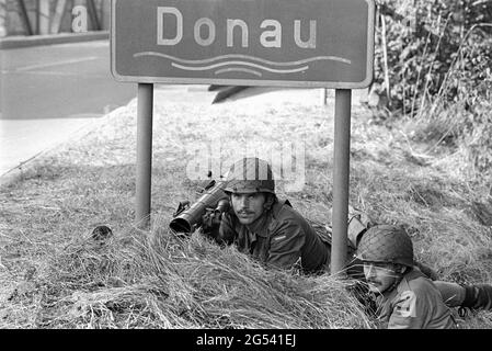 - Deutsch-französische Militärübung in Bayern, deutsche Soldaten bewachen eine Brücke über die Donau, September 1987 - Esercitazione militare bilaterale franco-tedesca in Baviera, militari tedeschi presidiano un ponte sul fiume Danubio, Settembre 1987 Stockfoto