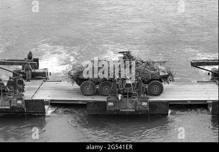 - Deutsch-französische Militärübung in Bayern, Panzerwagen der deutschen Armee Luchs überquert eine Pontonbrücke über die Donau, September 1987 - Esercitazione militare bilaterale franco-tedesca in Baviera, autoblindo Luchs dell'esercito tedesco attraversa un ponte din barche sul fiume Danubio, Settembre 1987 Stockfoto