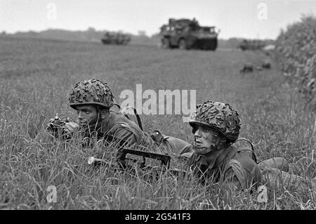 - deutsch-französische Militärübung in Bayern, französische Fallschirmjäger, September 1987 - Esercitazione militare bilaterale franco-tedesca in Baviera, paracadutisti francesi, Settembre 1987 Stockfoto
