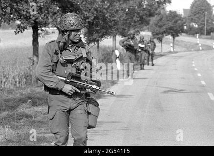 - deutsch-französische Militärübung in Bayern, französische Fallschirmjäger, September 1987 - Esercitazione militare bilaterale franco-tedesca in Baviera, paracadutisti francesi, Settembre 1987 Stockfoto
