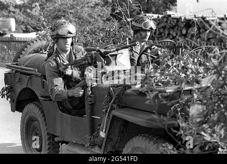 - deutsch-französische Militärübung in Bayern, französische Fallschirmjäger auf Jeep, September 1987 - Esercitazione militare bilaterale franco-tedesca in Baviera, paracadutisti francesi su Jeep, Settembre 1987 Stockfoto