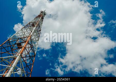 Metallturm für mobile Funkkommunikation auf dem Hintergrund des blauen Himmels Stockfoto