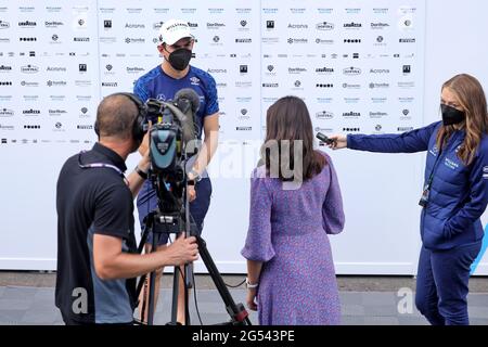 Spielberg, Österreich. Juni 2021. Nichola Latifi (CDN) Williams Racing mit Laura Winter (GBR) F1-Moderatorin. Steiermark Grand Prix, Freitag, 25. Juni 2021. Spielberg, Österreich. Quelle: James Moy/Alamy Live News Stockfoto