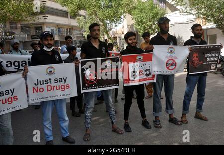 Die Teilnehmer veranstalten am Freitag, dem 25. Juni 2021, einen von der Hyderabad Youth Alliance organisierten Sensibilisierungsmarsch gegen Drogen und fordern, die Stadt drogenfrei zu machen. Stockfoto