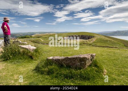 Eine Wandererin ganz links im Bild, die den Blick auf Great Orme, Llandudno, Wales, nimmt Stockfoto