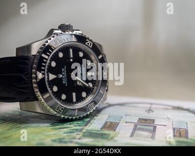 BANGKOK - SEPTEMBER 2 : Rolex submariner no date model with Aligator leather strap lay on colorful Postcard was taken in Bangkok, Thailand, on September Stockfoto