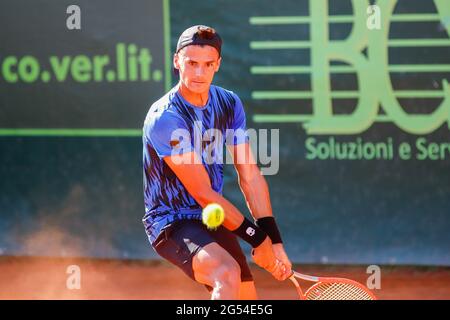 Mailand, Italien. Juni 2021. Der argentinische Tennisspieler Federico Coria beim ATP Challenger Milano 2021, Tennis Internationals in Mailand, Italien, Juni 25 2021 Quelle: Independent Photo Agency/Alamy Live News Stockfoto