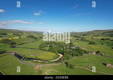 Luftaufnahme über Wensleydale, in der Nähe von Hawes im Frühsommer. North Yorkshire, Großbritannien. Stockfoto