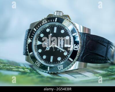 BANGKOK - SEPTEMBER 3 : Rolex submariner no date model with Aligator leather strap lay on colorful Postcard was taken in Bangkok, Thailand, on September Stockfoto