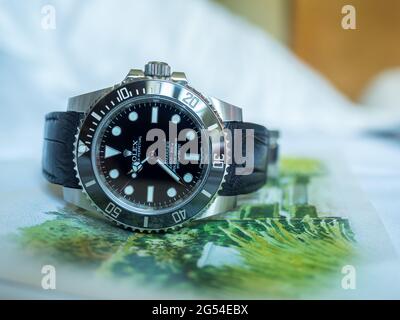 BANGKOK - SEPTEMBER 3 : Rolex submariner no date model with Aligator leather strap lay on colorful Postcard was taken in Bangkok, Thailand, on September Stockfoto