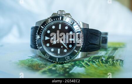 BANGKOK - SEPTEMBER 3 : Rolex submariner no date model with Aligator leather strap lay on colorful Postcard was taken in Bangkok, Thailand, on September Stockfoto