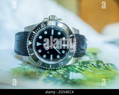 BANGKOK - SEPTEMBER 3 : Rolex submariner no date model with Aligator leather strap lay on colorful Postcard was taken in Bangkok, Thailand, on September Stockfoto