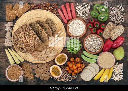 Vegane Lebensmittel sehr reich an Ballaststoffen mit Obst, Gemüse, Nüssen, Samen, Hülsenfrüchten, Getreide und Getreideprodukte. Immun fördert gesunde Lebensmittel. Stockfoto