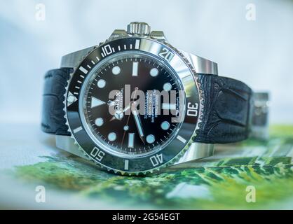 BANGKOK - SEPTEMBER 3 : Rolex submariner no date model with Aligator leather strap lay on colorful Postcard was taken in Bangkok, Thailand, on September Stockfoto