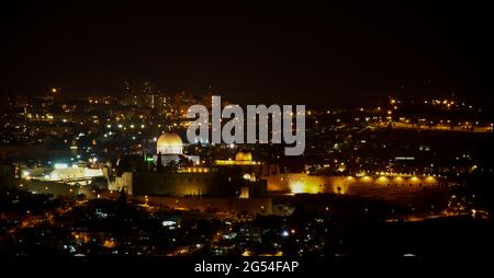 Der Felsendom und die Al-Aqṣā-Moschee bei Nacht, Tempelberg, Jerusalem Stockfoto