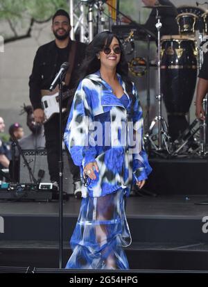 New York, USA. Juni 2021. H.E. R. tritt am 25. Juni 2921 in New York City auf der Today Show am Rockefeller Plaza auf. Quelle: John Palmer/Media Punch/Alamy Live News Stockfoto