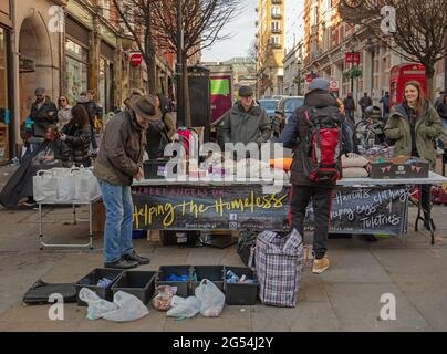 Blick auf die Straßen, um Geld zu sammeln, Bewusstsein zu schaffen und praktische Hilfe zu leisten, um den Obdachlosen zu helfen. Stockfoto