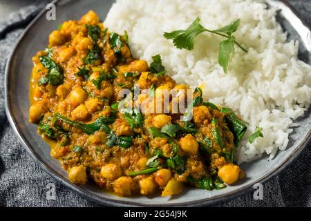 Hausgemachte Chickpea und Spinat Curry mit weißem Reis Stockfoto