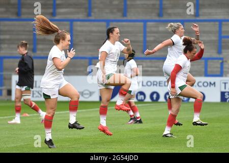 Warrington, Großbritannien. Juni 2021. Wales Women wärmt sich am 6/25/2021 in Warrington, Vereinigtes Königreich auf. (Foto von Richard Long/ RL Photography/News Images/Sipa USA) Quelle: SIPA USA/Alamy Live News Stockfoto