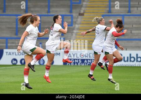 Warrington, Großbritannien. Juni 2021. Wales Women wärmt sich am 6/25/2021 in Warrington, Vereinigtes Königreich auf. (Foto von Richard Long/ RL Photography/News Images/Sipa USA) Quelle: SIPA USA/Alamy Live News Stockfoto