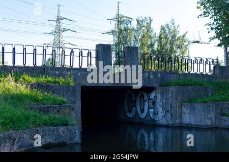 Betonbrücke über den Fluss. Fußgängerbrücke. Stockfoto