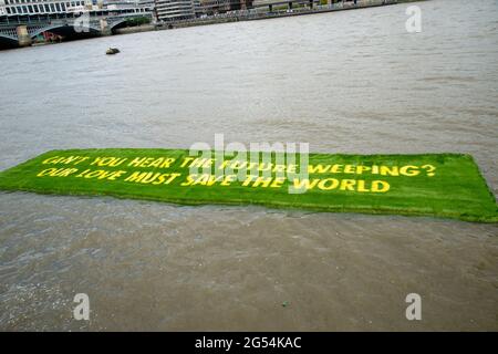 Tate Modern, London. Juli 2021. Eine Botschaft von Ben Okri an die Regierungen der Welt, die auf einem 16x4 Meter großen Teppich aus lebendem Gras gewachsen sind: Dies war die kommission Stockfoto