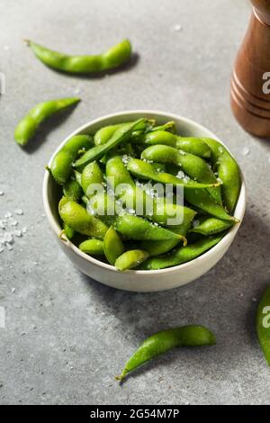 Bio Grüne Edamame-Bohnen mit Meersalz Stockfoto