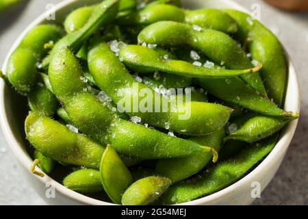 Bio Grüne Edamame-Bohnen mit Meersalz Stockfoto