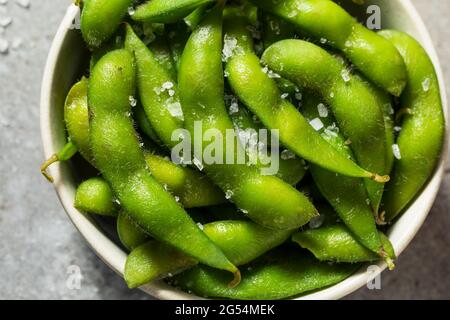 Bio Grüne Edamame-Bohnen mit Meersalz Stockfoto