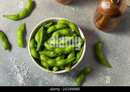 Bio Grüne Edamame-Bohnen mit Meersalz Stockfoto