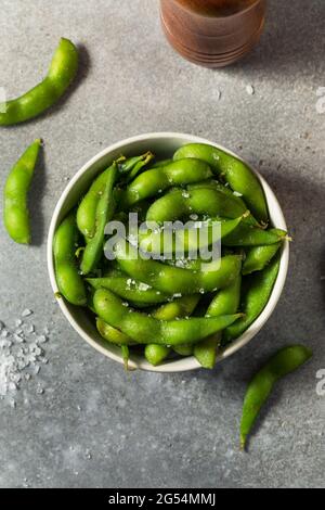 Bio Grüne Edamame-Bohnen mit Meersalz Stockfoto