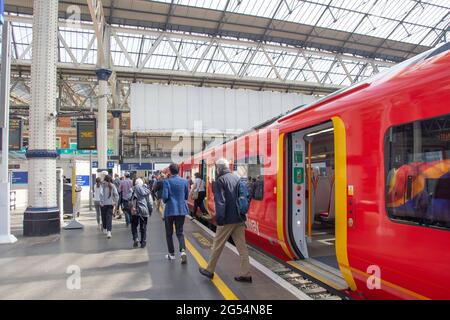 Passagiere, die den Zug an der Londoner Waterloo Station, Waterloo, London Borough of Lambeth, Greater London, England, Vereinigtes Königreich verlassen Stockfoto