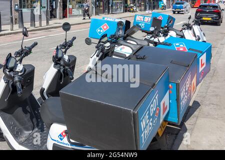 Domino's Pizza Delivery Scooter, Camden High Street, Camden Town, London Borough of Camden, Greater London, England, Vereinigtes Königreich Stockfoto