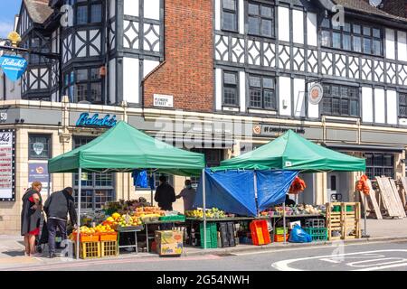 Obst- und Gemüsemarkt, cnr of Plender & Camden High Streets, Camden Town, London Borough of Camden, Greater London, England, Vereinigtes Königreich Stockfoto