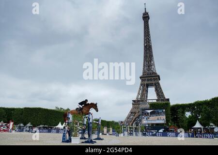 Paris, Frankreich. Juni 2021. Eric VAN DER VLEUTEN (NED) reitet DREAMLAND, Le Figaroscope Prize während des Longines Paris Eiffel Jumping 2021, Longines Global Champions Tour Equestrian CSI 5 am 25. Juni 2021 im Champ de Mars in Paris, Frankreich - Foto Christophe Bricot / DPPI Credit: DPPI Media/Alamy Live News Stockfoto