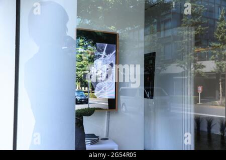 Tokio, Japan. Juni 2021. Ein Kameramann filmt ein digitales Kunstwerk einen Tag vor der Eröffnung der CrypTOKYO Blockchain Art Exhibition 2021 in der UltraSuperNew Gallery in Shibuya City. Es ist die erste NFT-Ausstellung (nicht-fungible Token) in Japan und wird Japans Kunstliebhaber, Technikfans, Und Investoren eine einmalige Chance, die Geschichte der NFTs zu erfahren, die Technologie zu erleben und ihre zukünftigen Stars zu treffen. Kredit: SOPA Images Limited/Alamy Live Nachrichten Stockfoto