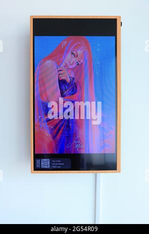 Tokio, Japan. Juni 2021. „My Muse“ von Sonia Matas wird einen Tag vor der Eröffnung der CrypTOKYO Blockchain Art Exhibition 2021 in der UltraSuperNew Gallery in Shibuya City an einer Wand gesehen.Es ist die erste NFT-Ausstellung (nicht-fungible Token) in Japan und wird Japans Kunstliebhabern, Technikern, Und Investoren eine einmalige Chance, die Geschichte der NFTs zu erfahren, die Technologie zu erleben und ihre zukünftigen Stars zu treffen. Kredit: SOPA Images Limited/Alamy Live Nachrichten Stockfoto