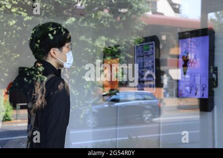 Tokio, Japan. Juni 2021. Ein Besucher schaut sich digitale Kunst einen Tag vor der Eröffnung der CrypTOKYO Blockchain Art Exhibition 2021 in der UltraSuperNew Gallery in Shibuya City an. Es ist die erste NFT (non-fungible Token) Ausstellung in Japan und wird Japans Kunstliebhaber, Technikfans, Und Investoren eine einmalige Chance, die Geschichte der NFTs zu erfahren, die Technologie zu erleben und ihre zukünftigen Stars zu treffen. Kredit: SOPA Images Limited/Alamy Live Nachrichten Stockfoto