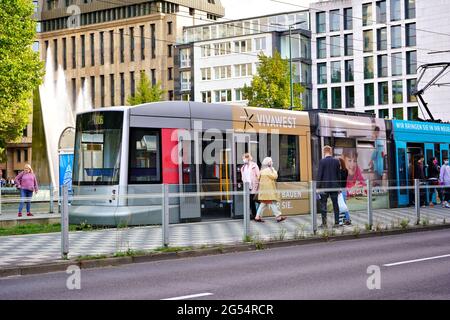 Die Rheinbahn Linie 706 hält an der Haltestelle „Steinstraße/Königsallee“ in der Düsseldorfer Innenstadt. Stockfoto